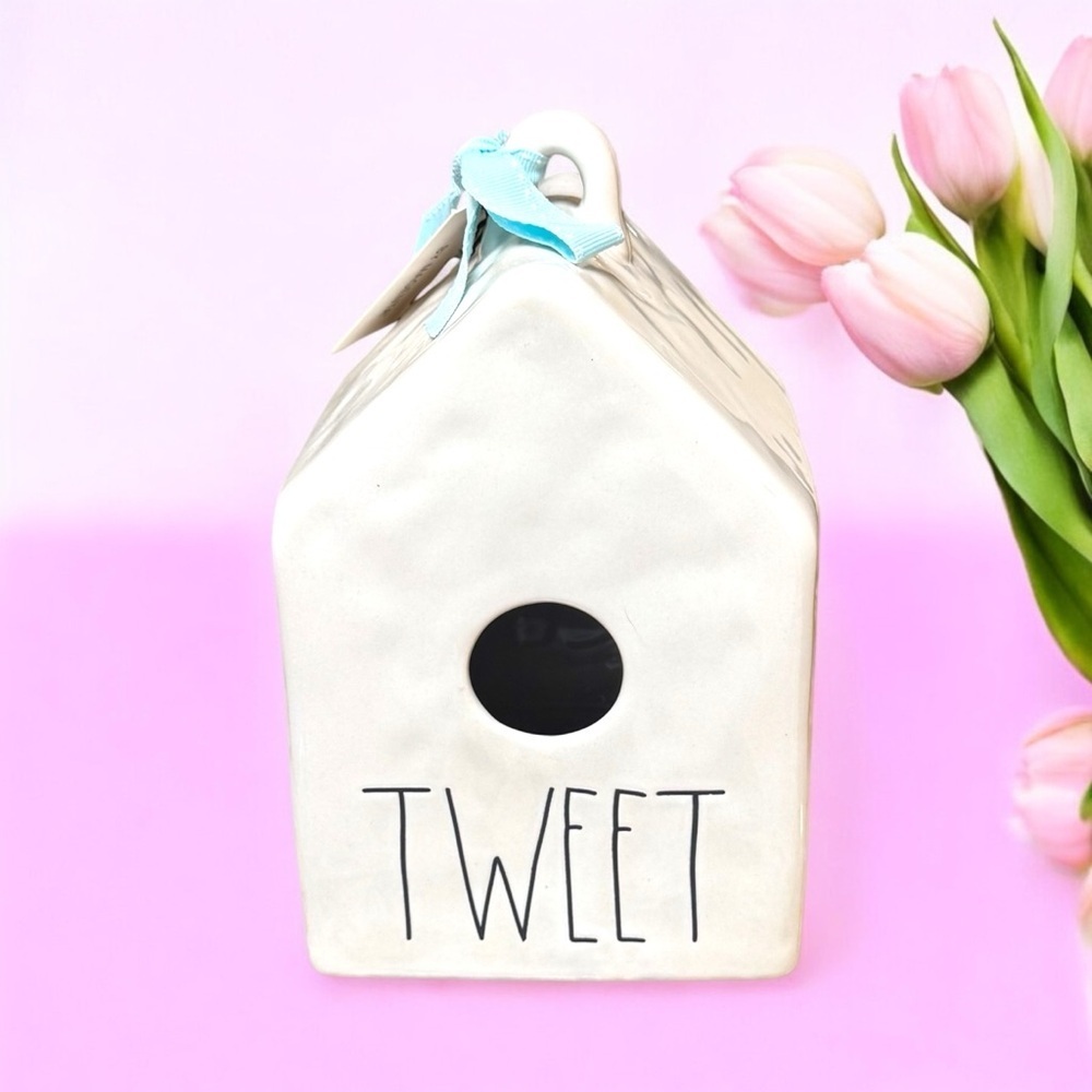 NWT Rae Dunn TWEET Birdhouse
CERAMIC Brand New Collectible Ceramic Birdhouse NEW - Picture 12 of 15